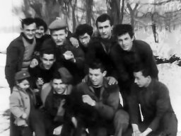 in gruppo con la neve