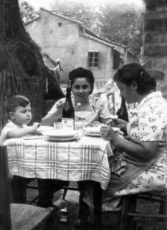 a tavola in vacanza con Angelo, la mamma e Tina