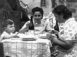 a tavola in vacanza con Angelo, la mamma e Tina