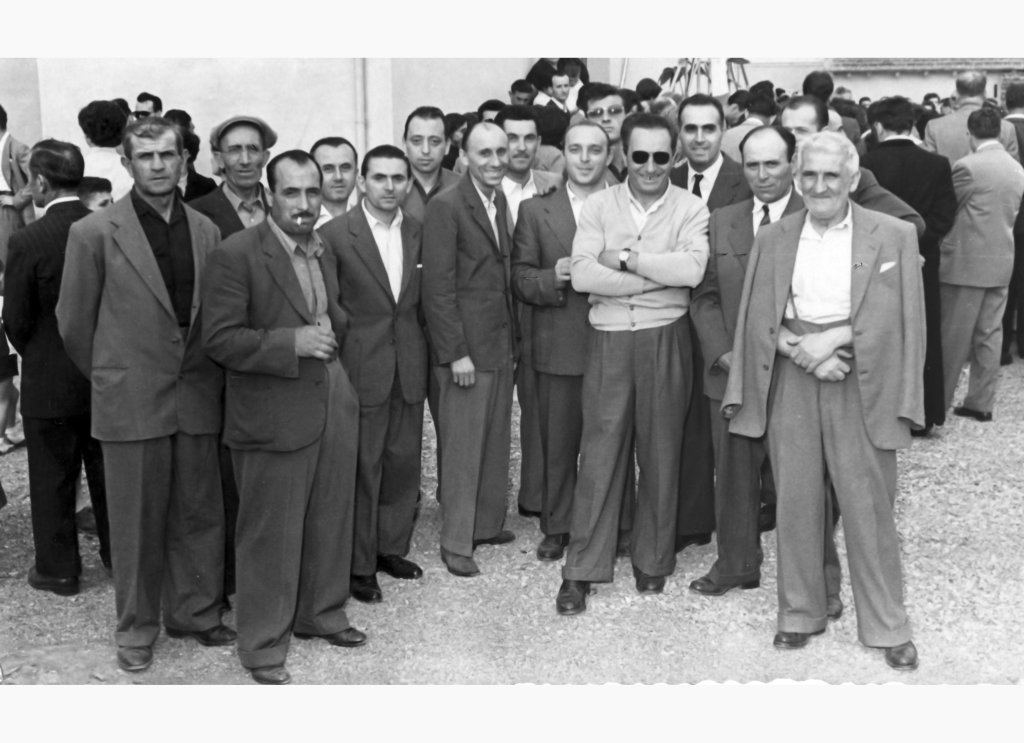 Davanti alla portineria Landini anni 50