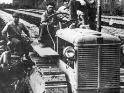 Fiat cingolato con aratro