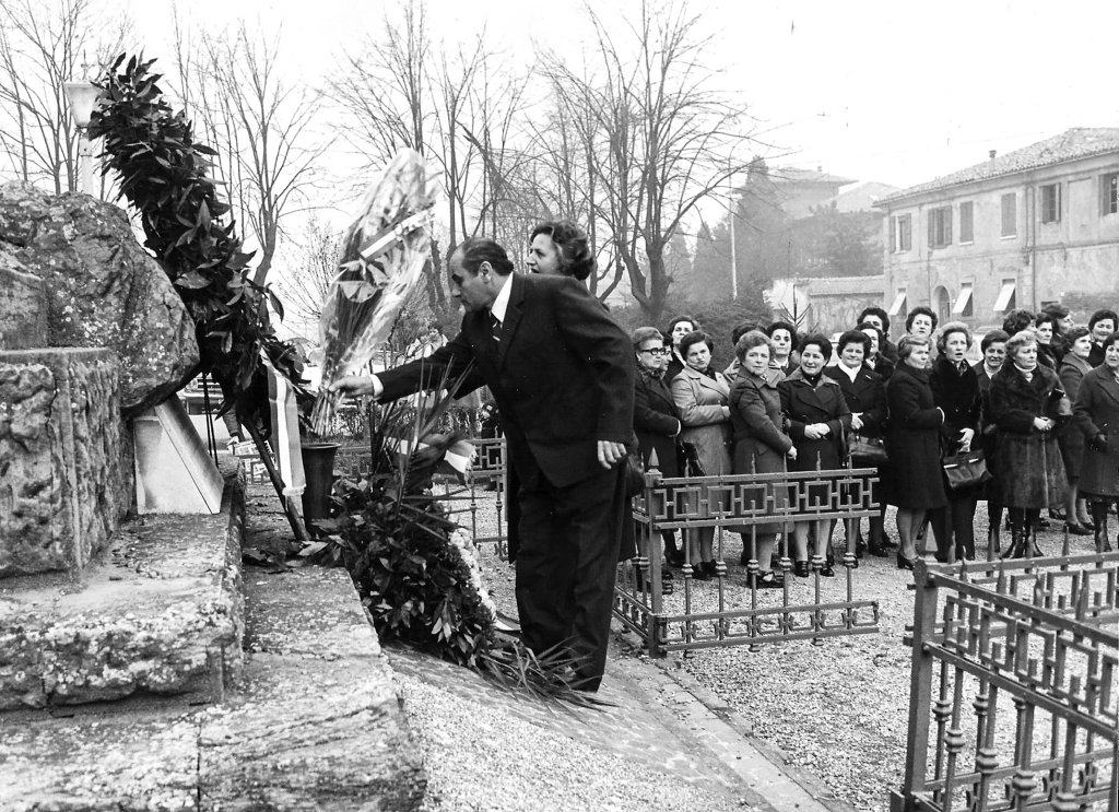 Deposizione corone al monumento