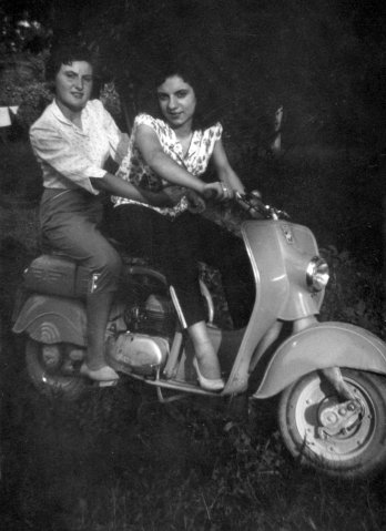 Guaitolini Giuliana e amica 1958