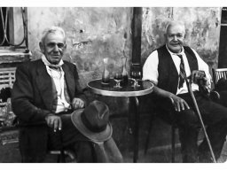 Ferrari nonno Gianni davanti osteria