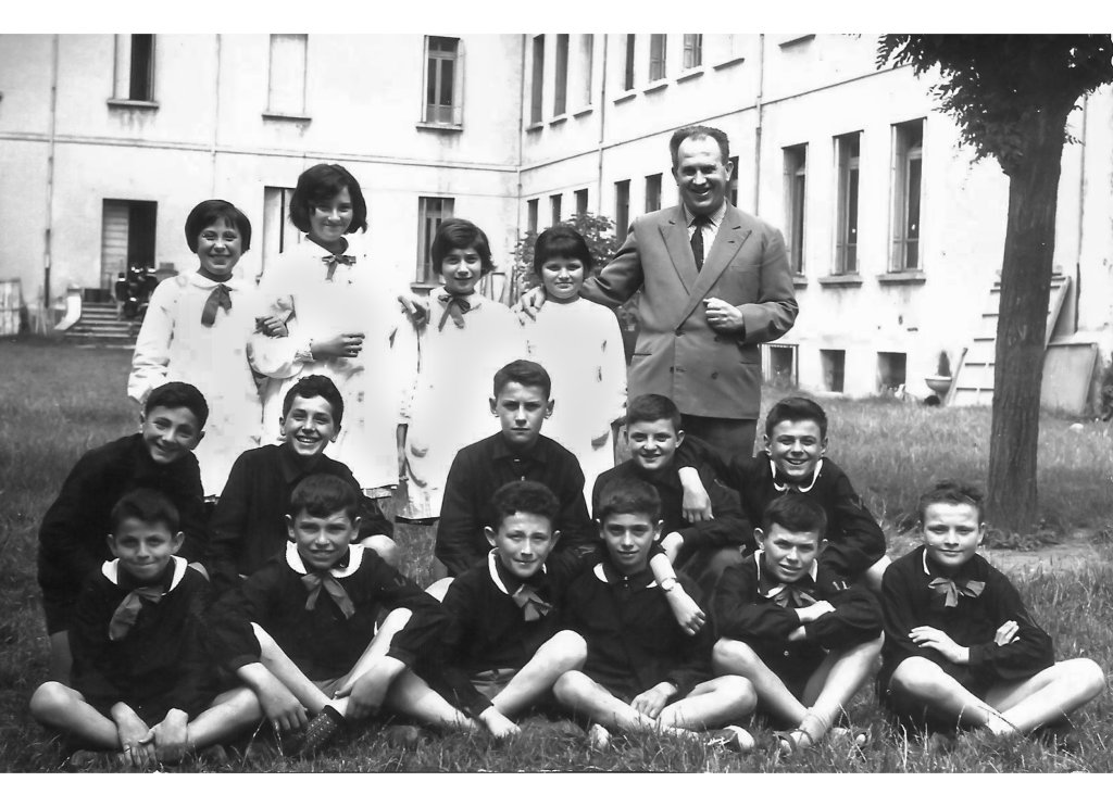 maestro Casini  con la classe in cortile
