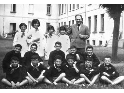 maestro Casini  con la classe in cortile